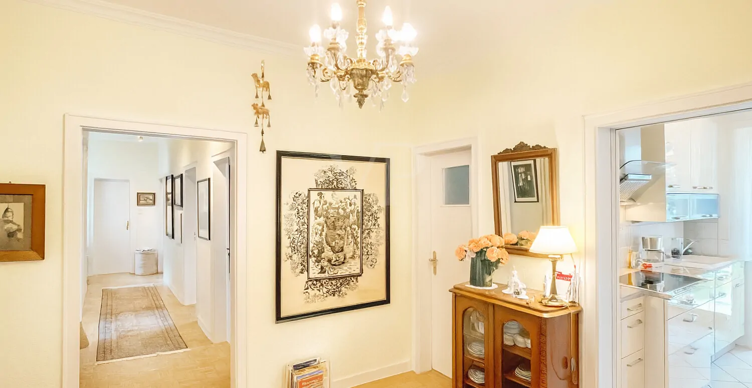 Exklusive Etagenwohnung mit Balkon und Wintergarten in bester Oststadtlage