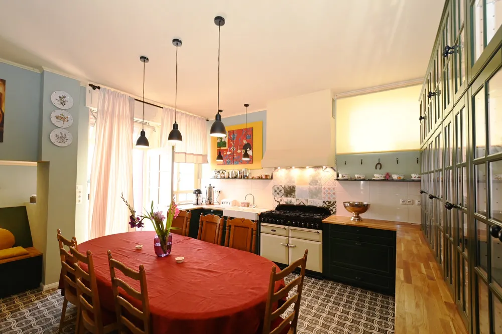 Renovated Art Nouveau villa with various usage options!