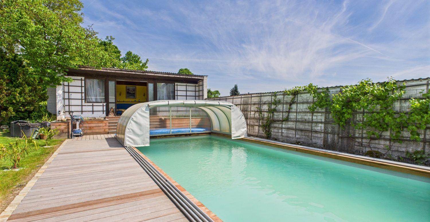 Pool mit Gartenhaus