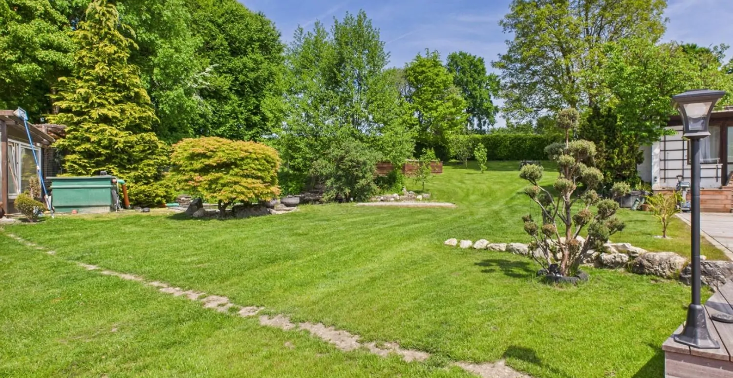 Direkt am Feldrand wohnen – mit Pool und uneinsehbarem Garten