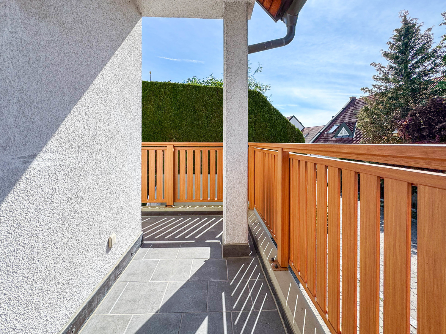 Wohnung mit Balkon, Garten und Garage