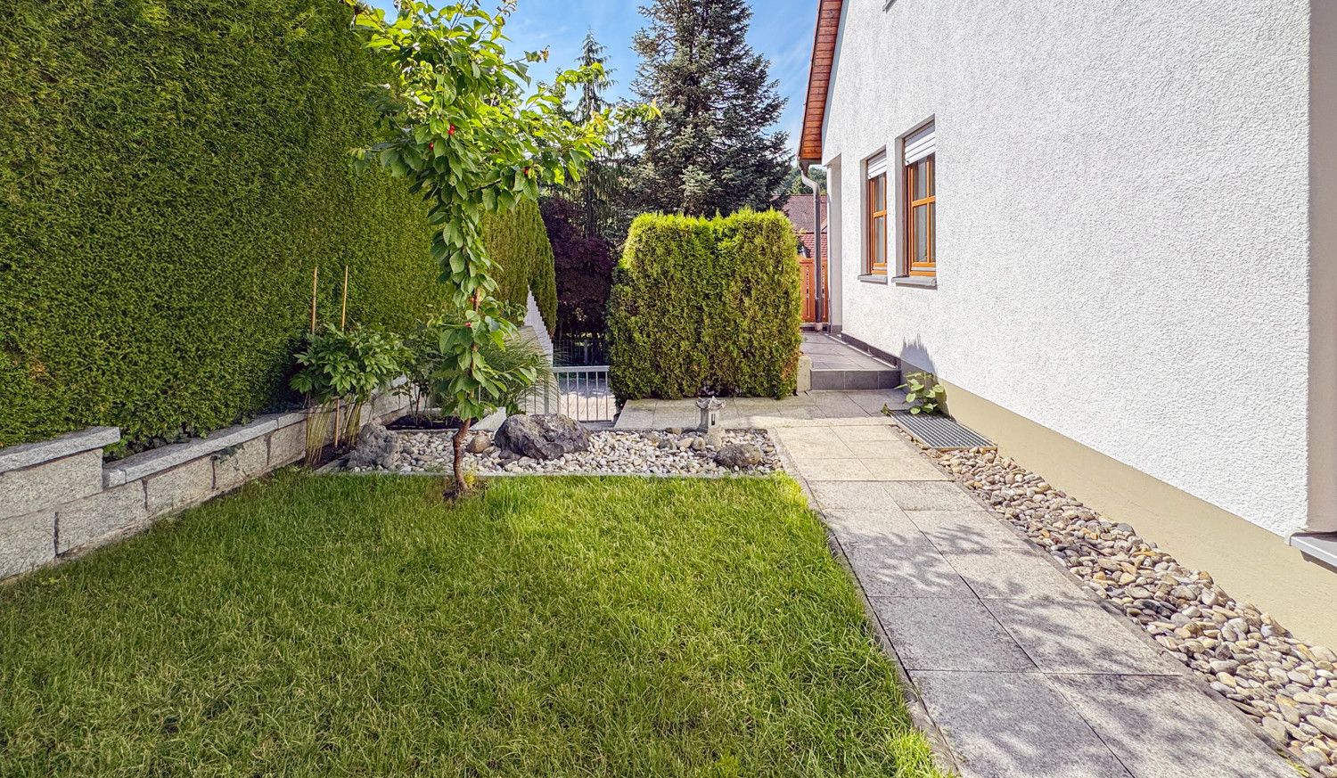 Wohnung mit Balkon, Garten und Garage