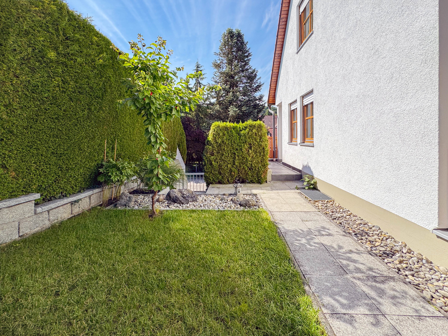 Wohnung mit Balkon, Garten und Garage