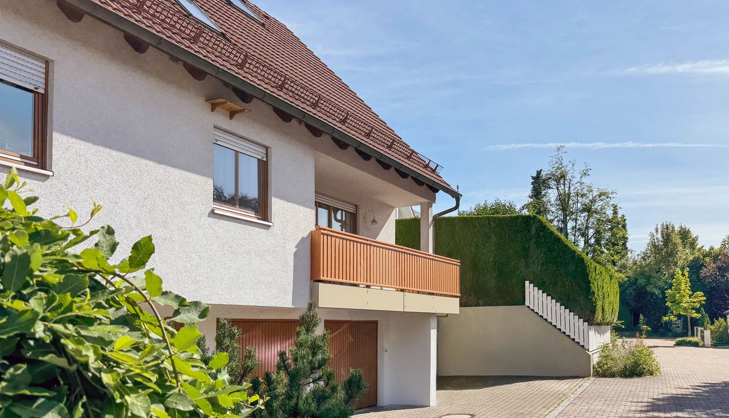 Wohnung mit Balkon, Garten und Garage