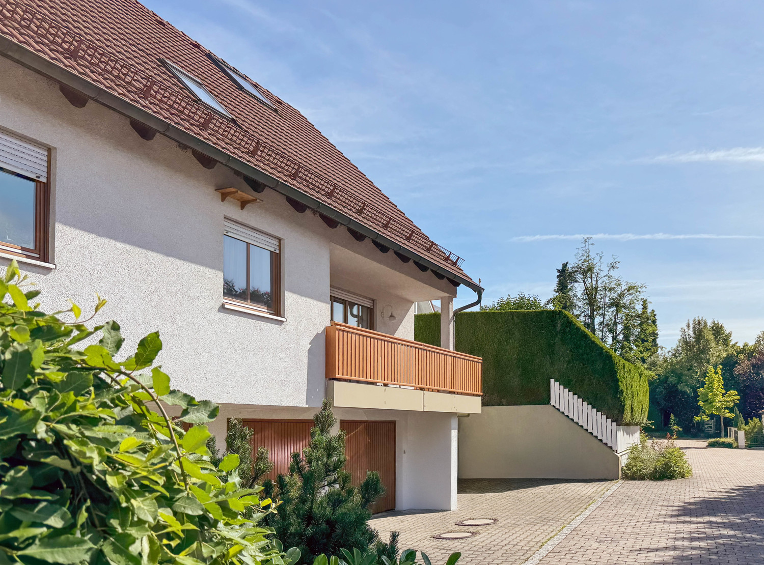 Wohnung mit Balkon, Garten und Garage