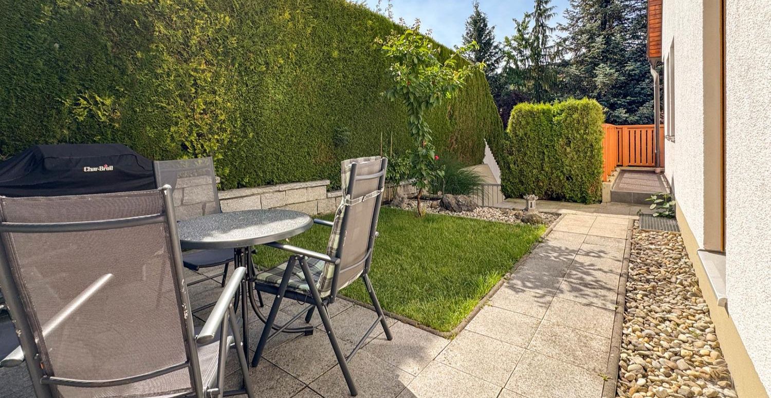 Wohnung mit Balkon, Garten und Garage