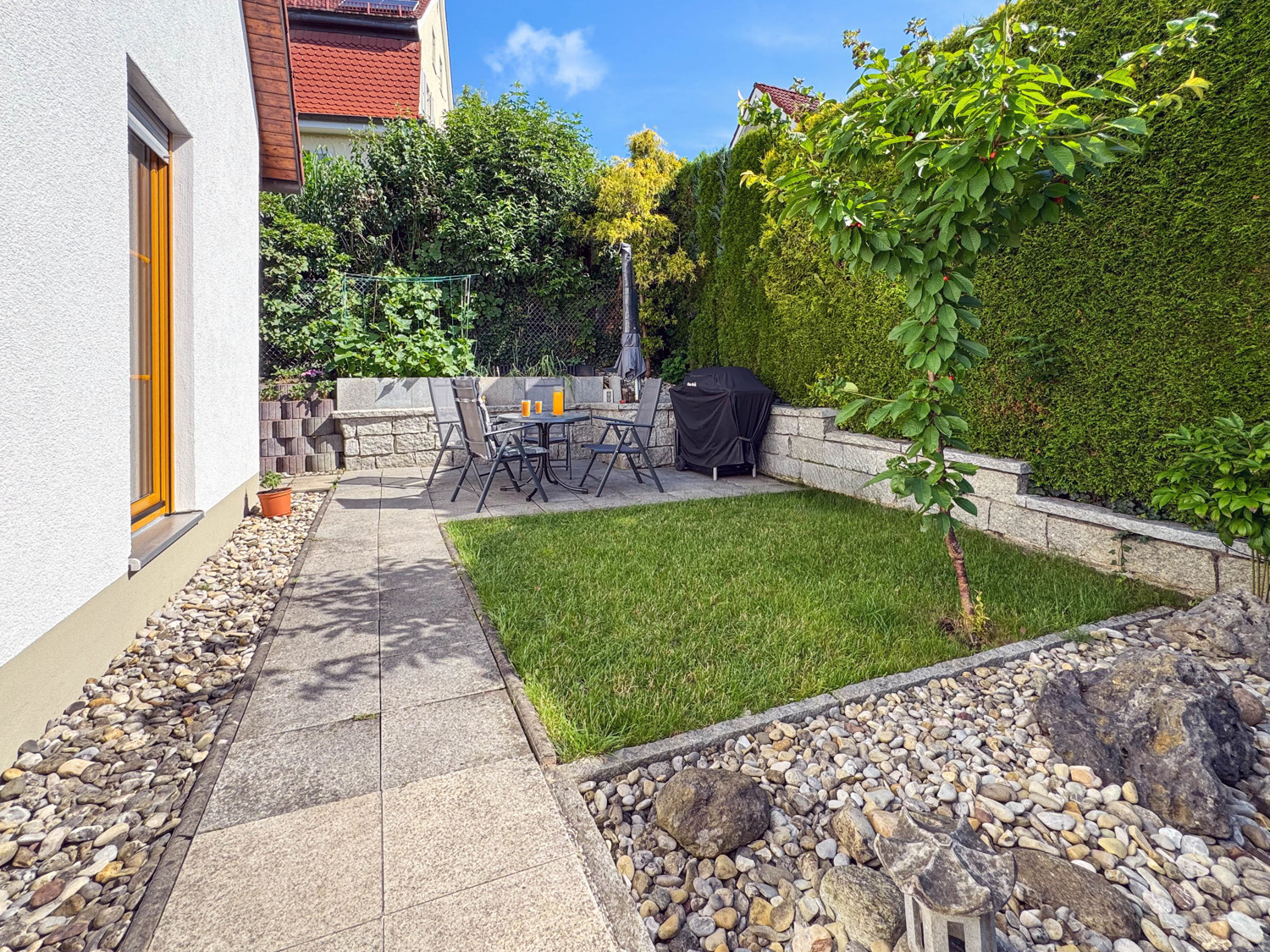 Wohnung mit Balkon, Garten und Garage