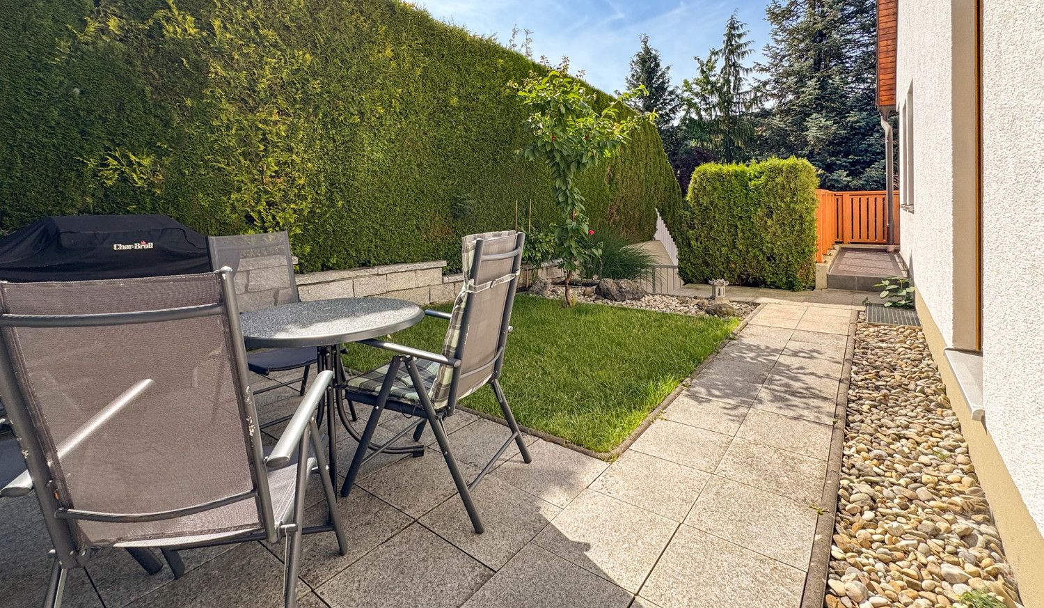 Wohnung mit Balkon, Garten und Garage