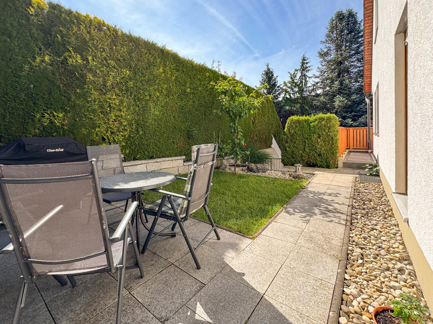 Wohnung mit Balkon, Garten und Garage