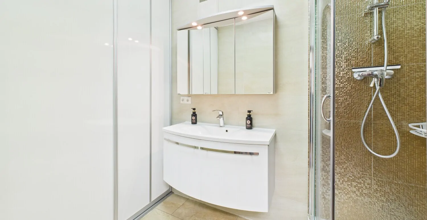 Elegantes & modernes Wohnen mit zwei Bädern