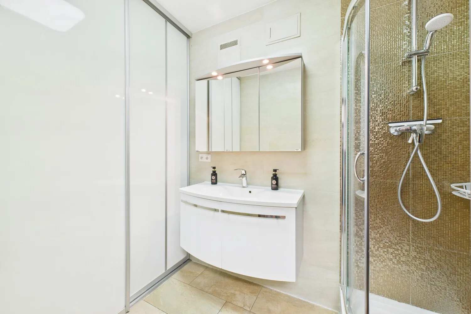 Elegantes & modernes Wohnen mit zwei Bädern