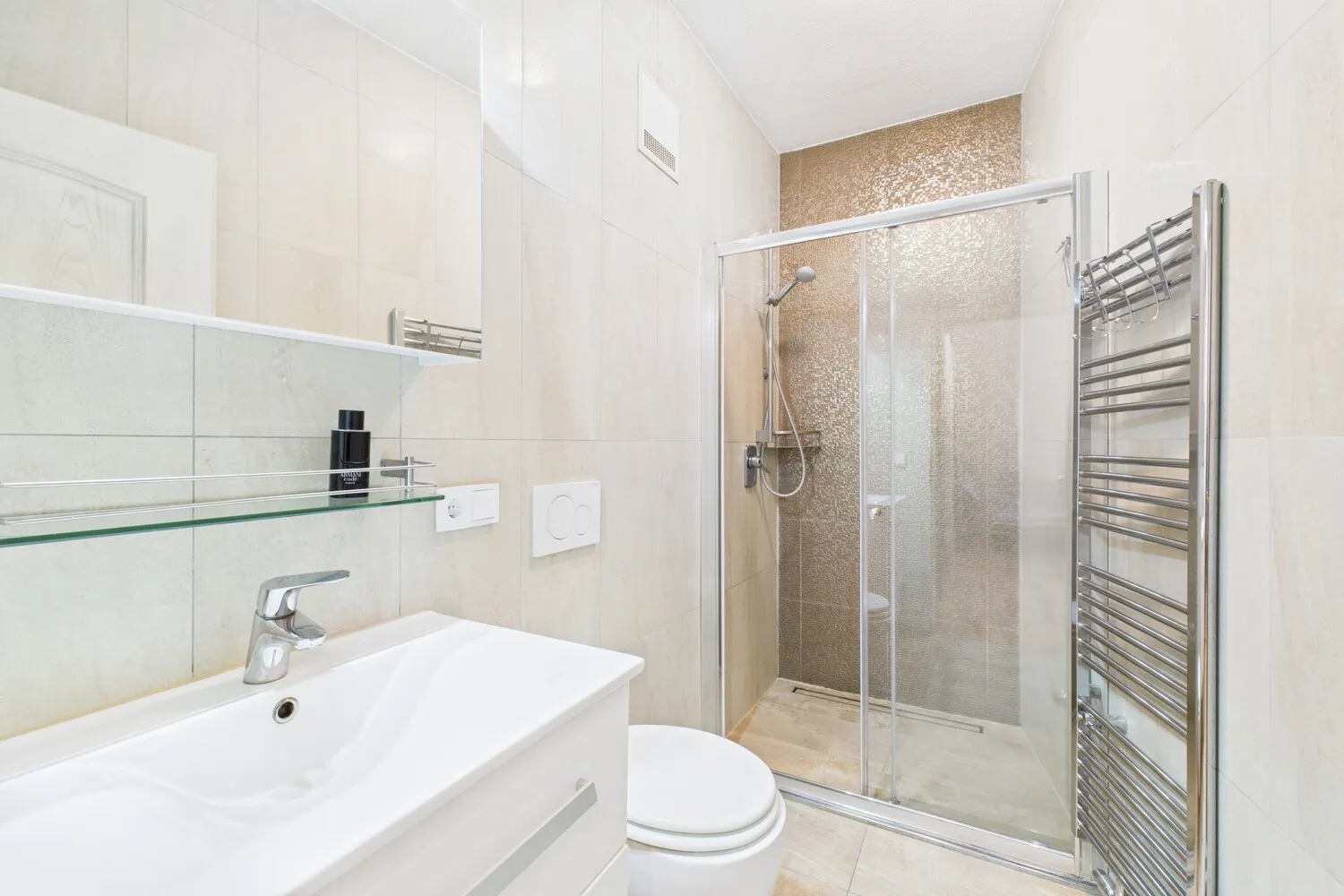 Elegantes & modernes Wohnen mit zwei Bädern