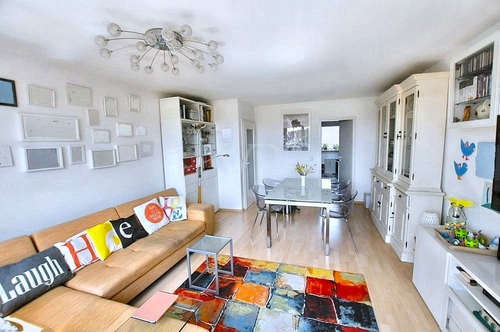 Modernes Wohnen auf zwei Ebenen mit 2 Bädern und einer Dachterrasse