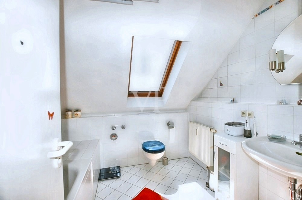 Modernes Wohnen auf zwei Ebenen mit 2 Bädern und einer Dachterrasse