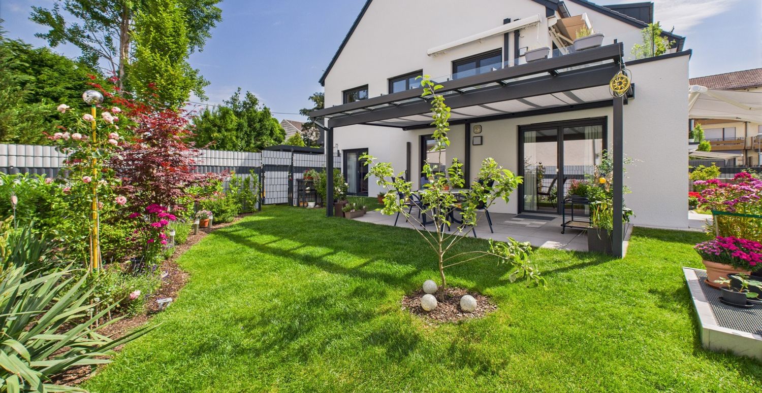 Neuwertige Erdgeschosswohnung mit Garten