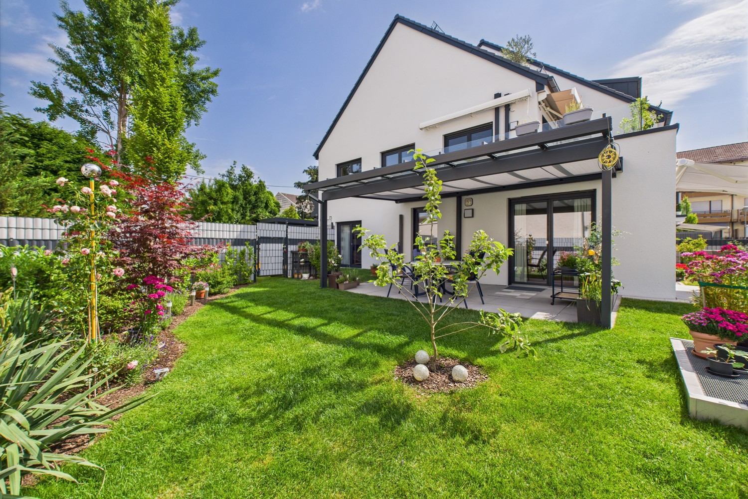 Neuwertige Erdgeschosswohnung mit Garten