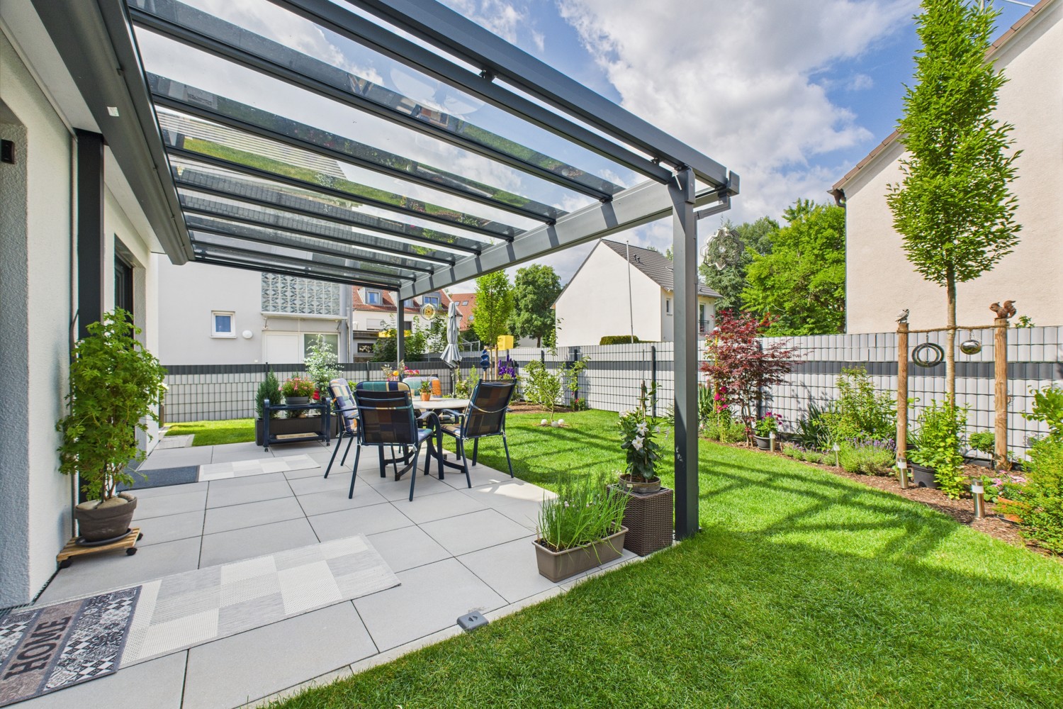 Neuwertige Erdgeschosswohnung mit Garten