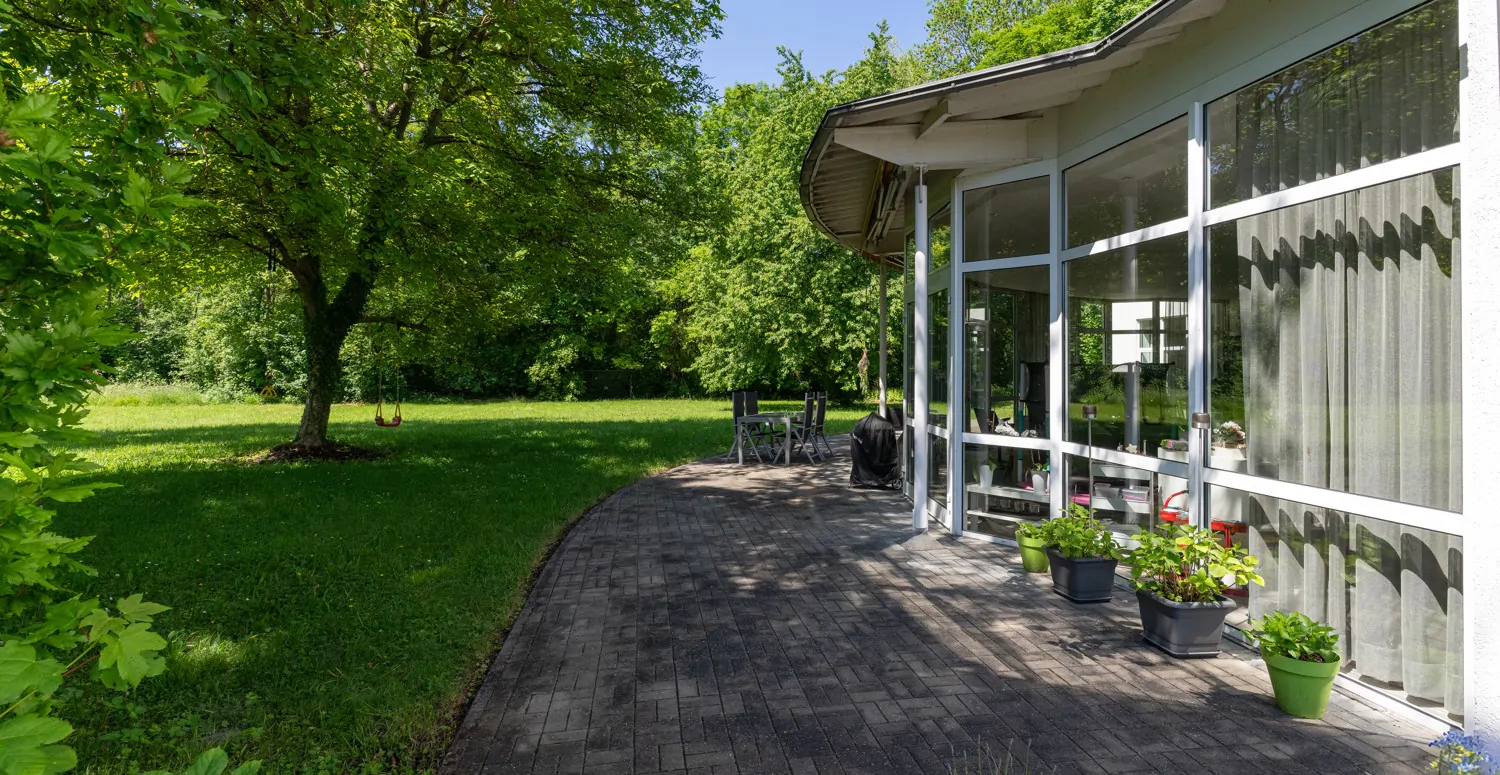 Die weitläufige Terrasse im Einklang mit der Natur