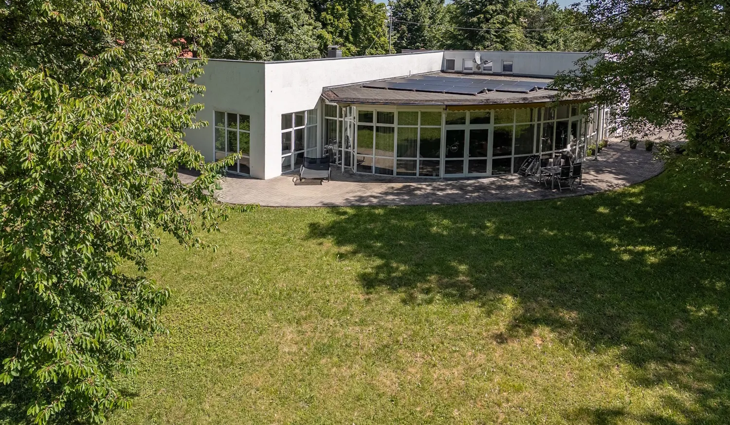 Umgeben von naturbelassenem Garten