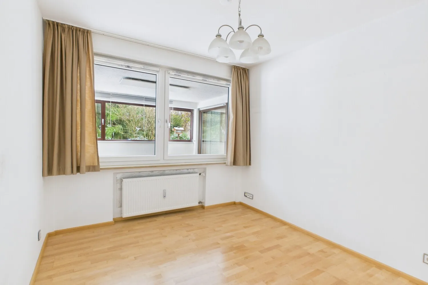 RESERVIERT: Ruhige 3-Zimmer-Wohnung mit Wintergarten inkl. Tiefgaragenstellplatz