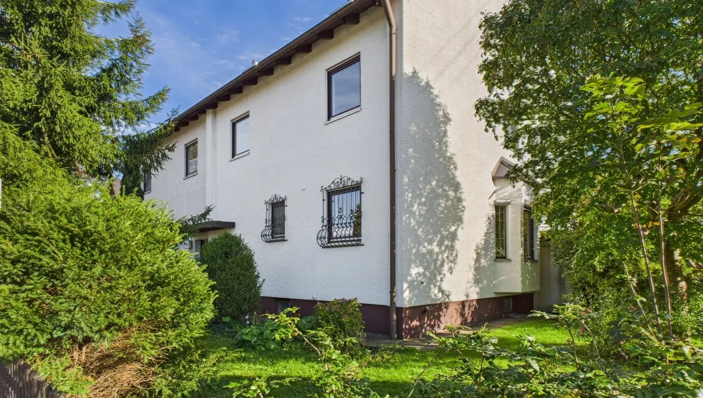 Sofort bezugsbereit: Gepflegte Doppelhaushälfte mit Gartenidylle und großzügigem Raumkonzept