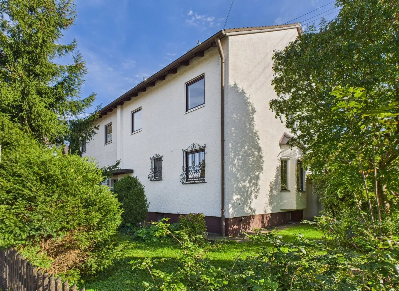 Sofort bezugsbereit: Gepflegte Doppelhaushälfte mit Gartenidylle und großzügigem Raumkonzept