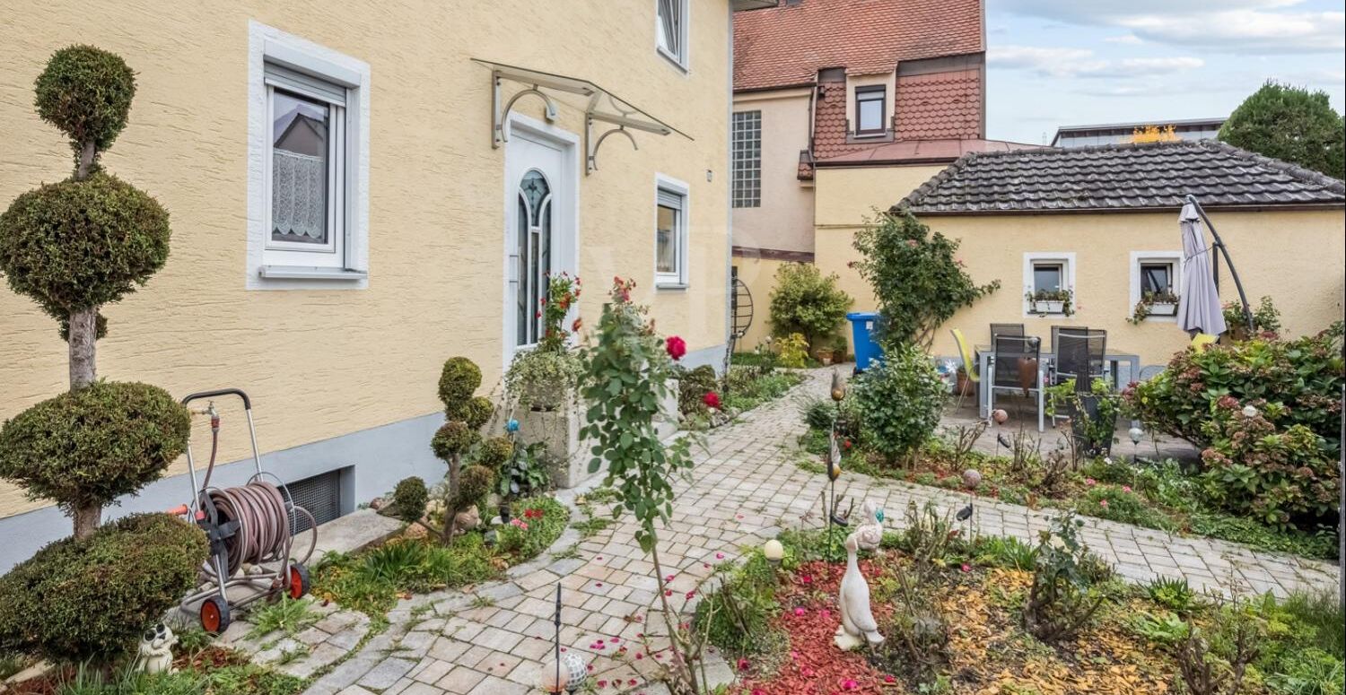 Wohn- und Geschäftshaus mit vermieteter Gewerbeeinheit in zentraler Lage von Aichach