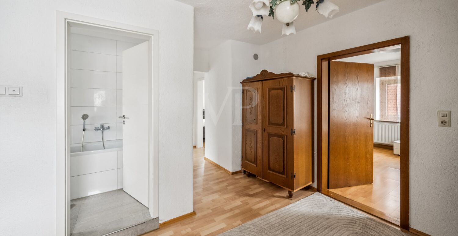 Wohn- und Geschäftshaus mit vermieteter Gewerbeeinheit in zentraler Lage von Aichach