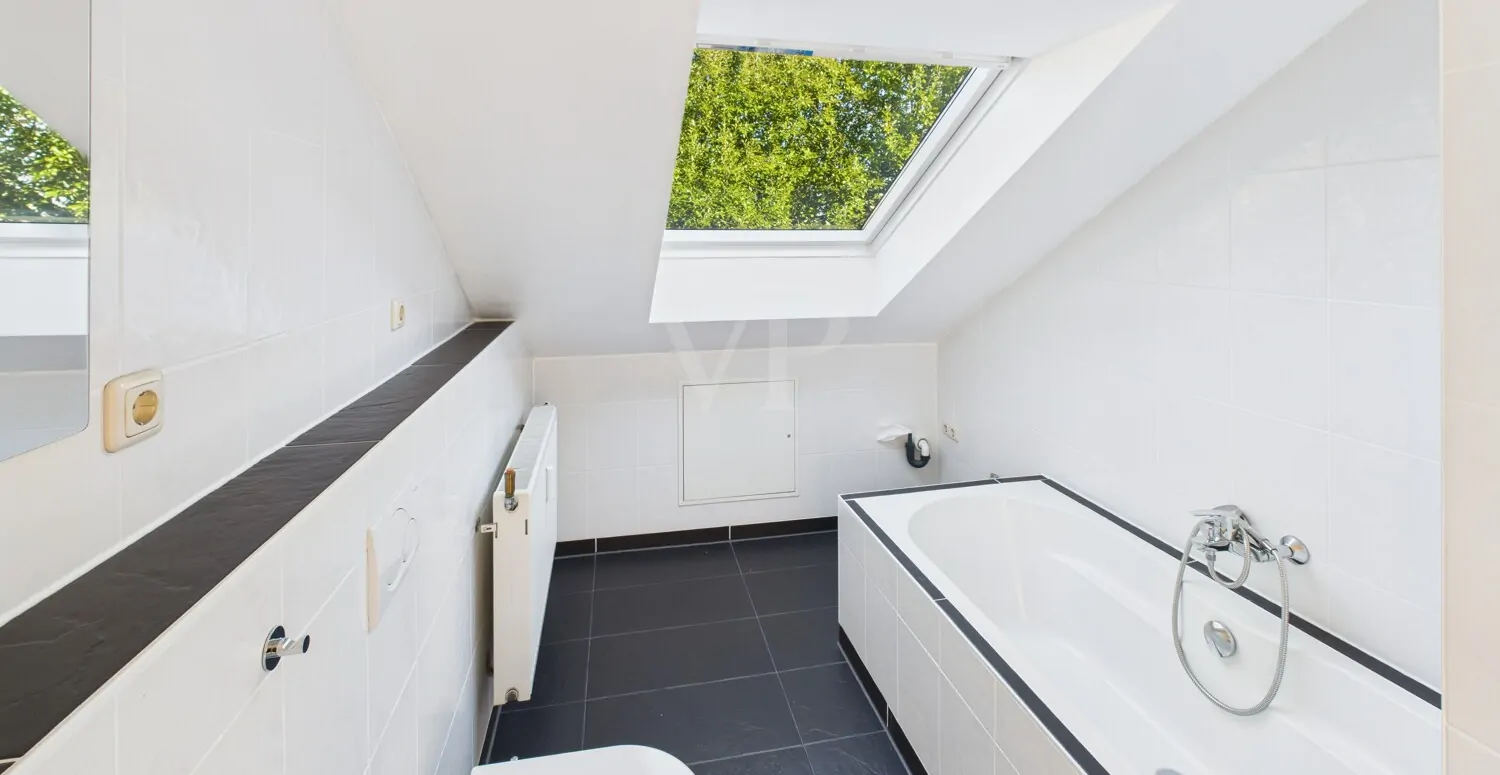 Moderne Dachgeschosswohnung mit sonnigem Südbalkon