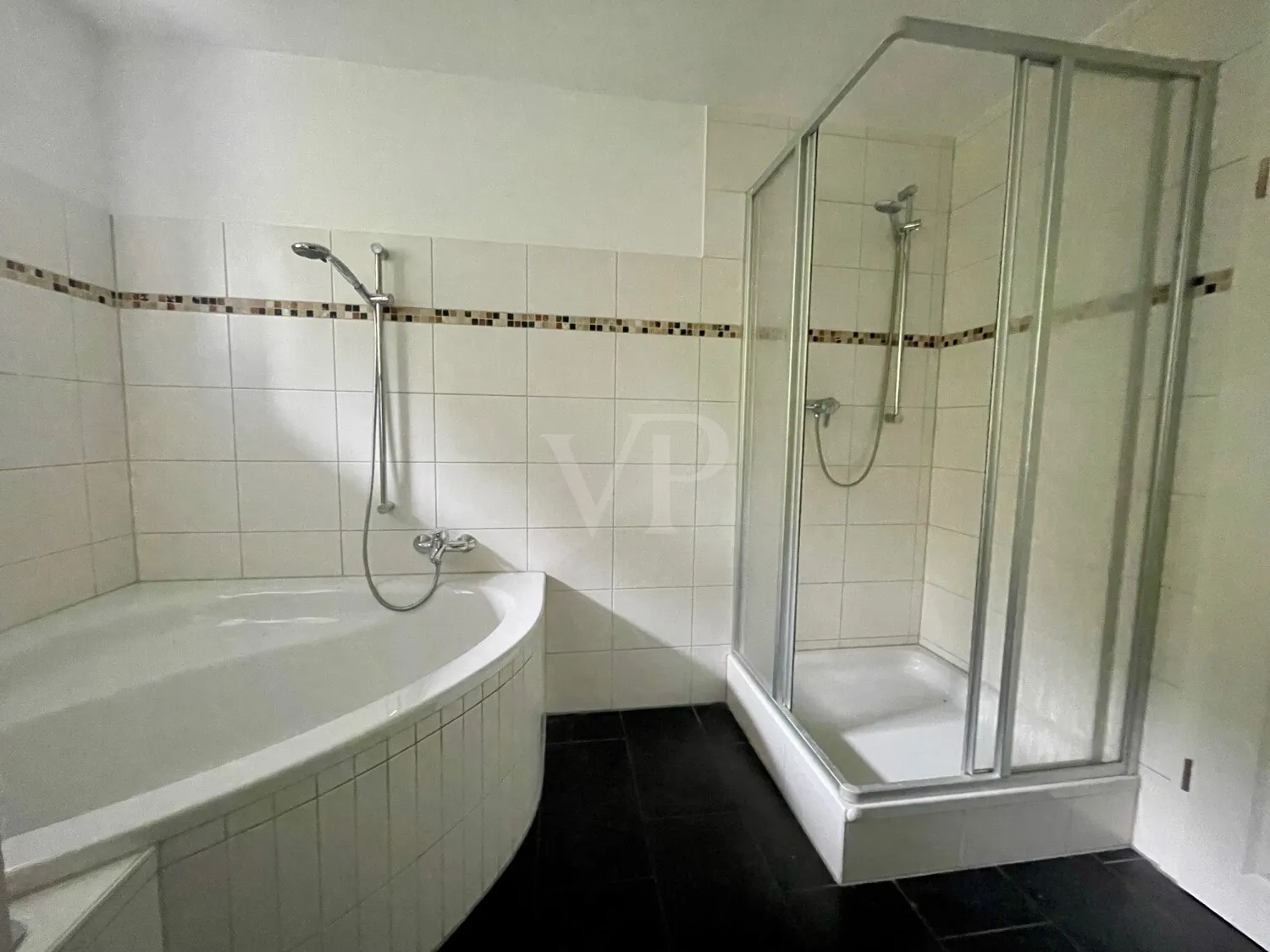 Lichtdurchflutete Maisonette mit Wintergarten und großzügiger Dachterrasse