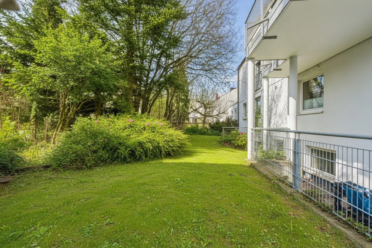 Wohnen und Arbeiten in modernisierten Räumlichkeiten mit großem Garten