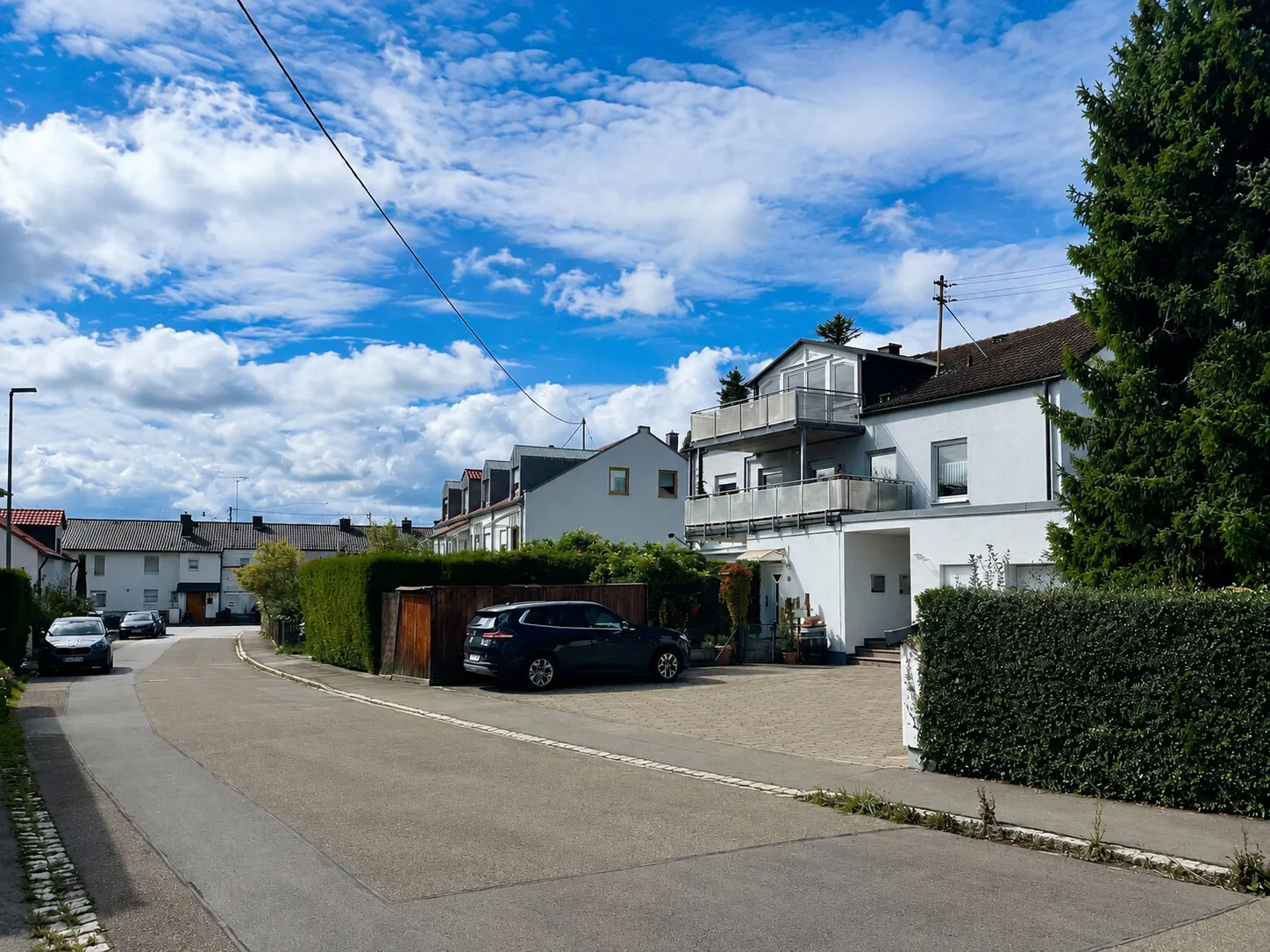Wohnen und Arbeiten in modernisierten Räumlichkeiten mit großem Garten