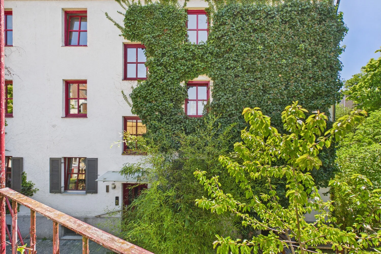 Urbanes Leben am Schäfflerbach mit Balkon und Gestaltungspotenzial