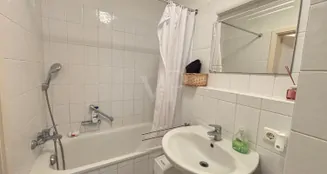 von_poll_real_estate_property_26122001_image_6