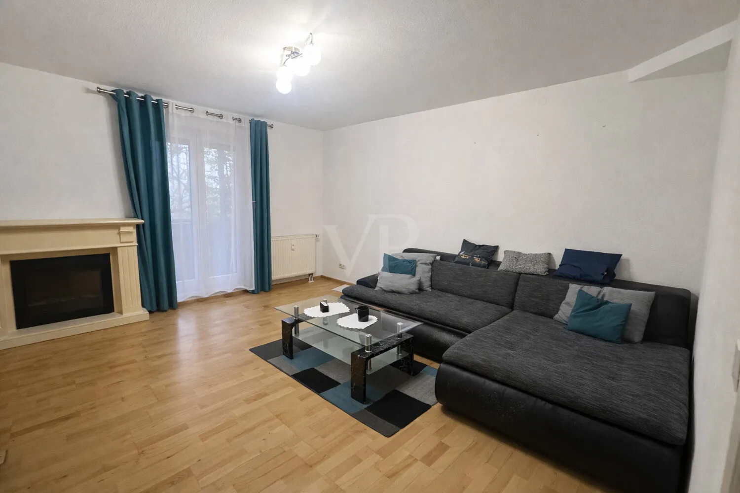 Komfortables Wohnambiente mit Balkon und Blick ins Grüne