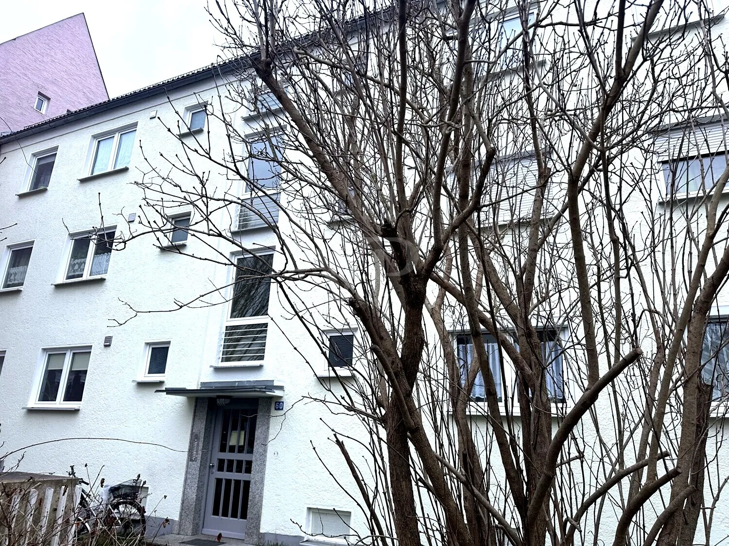 Komfortables Wohnambiente mit Balkon und Blick ins Grüne