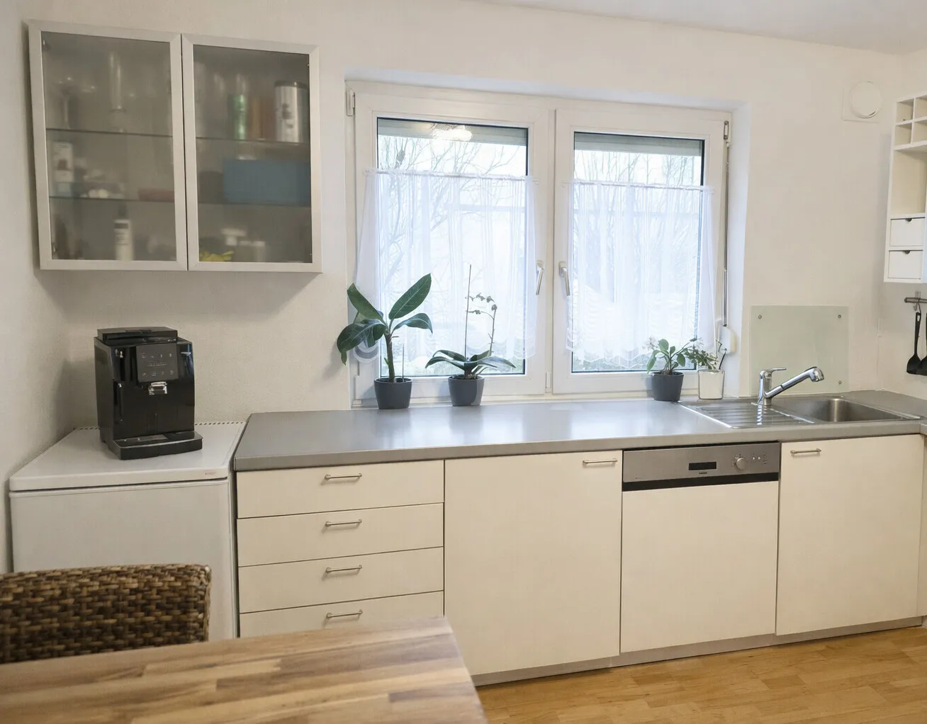 Komfortables Wohnambiente mit Balkon und Blick ins Grüne