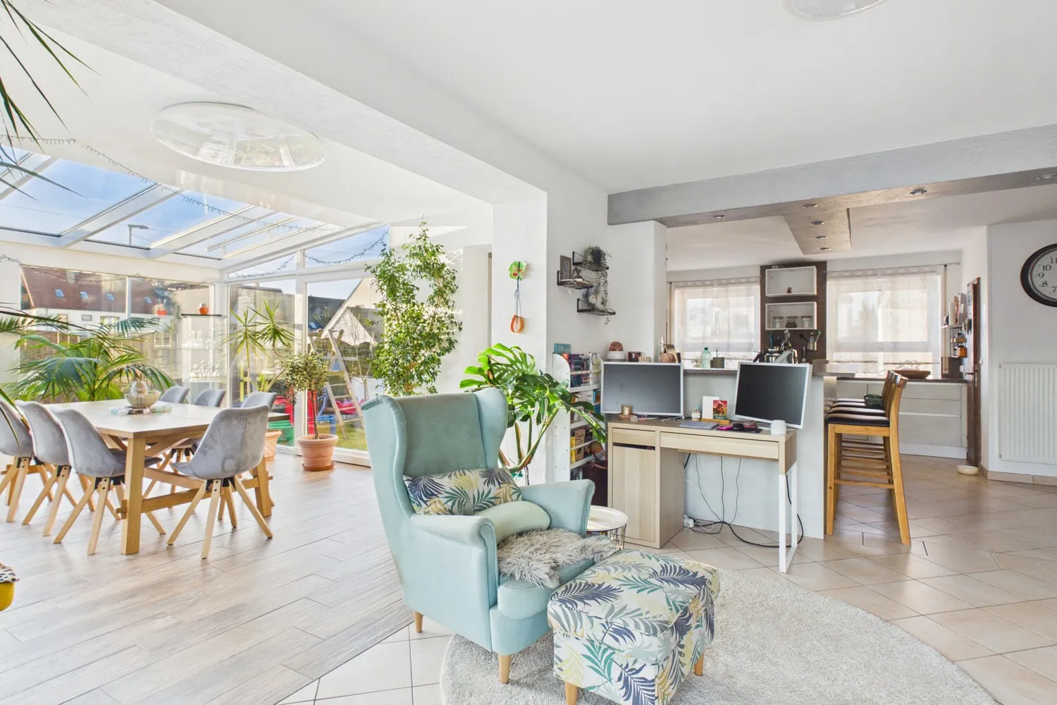 Modernisiertes, energieeffizientes Zweifamilienhaus mit Wintergarten und Pool
