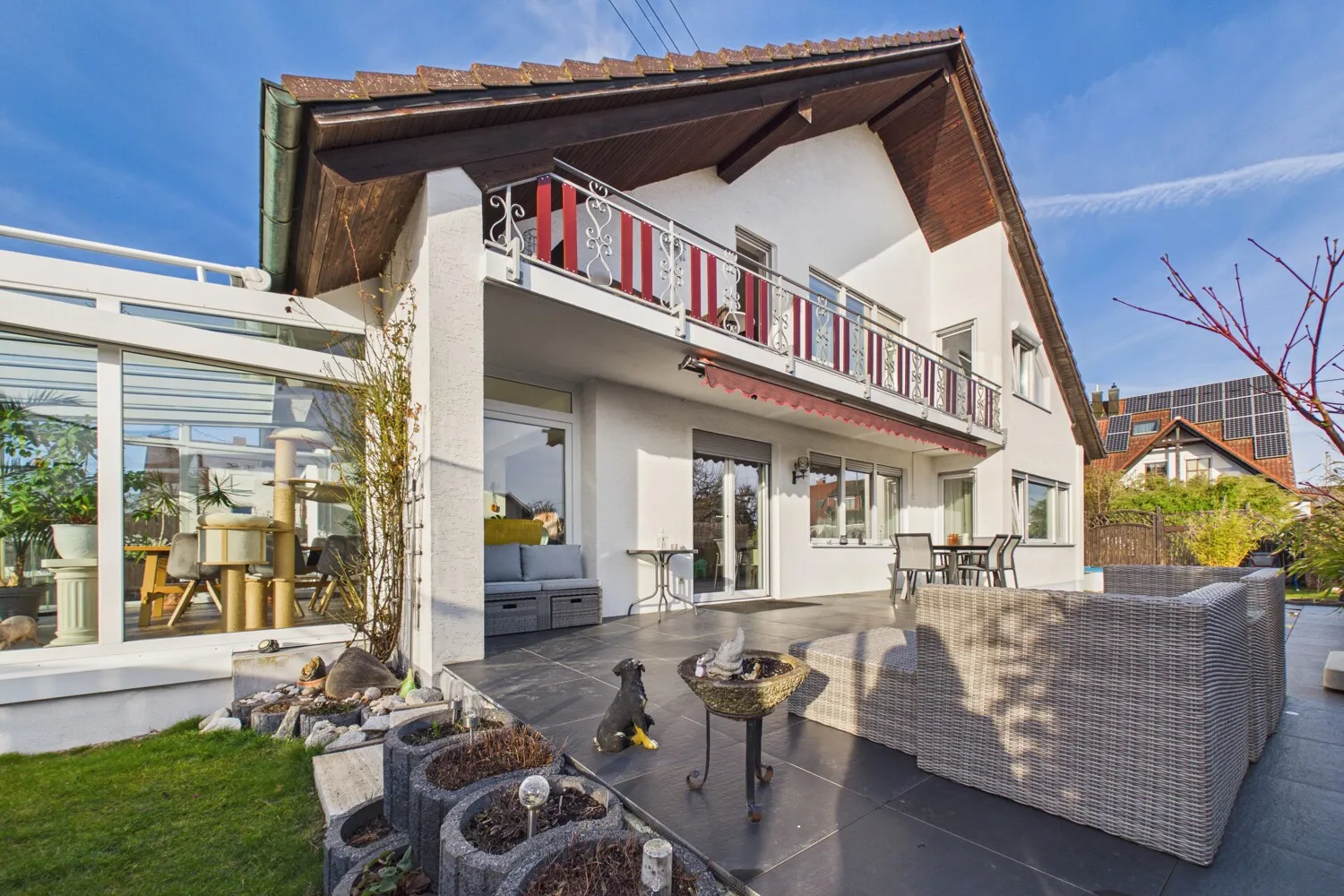 Modernisiertes, energieeffizientes Zweifamilienhaus mit Wintergarten und Pool