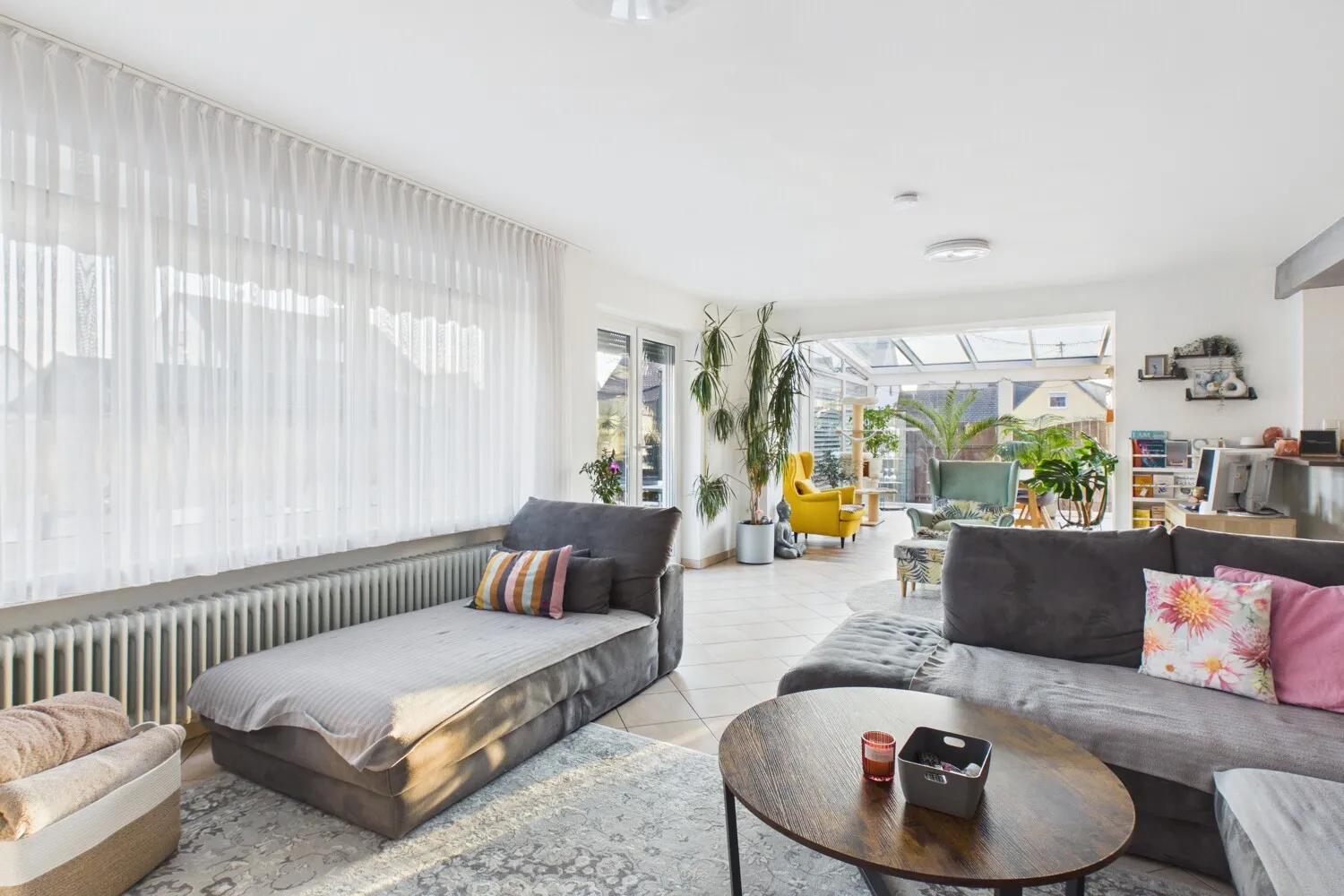 Modernisiertes, energieeffizientes Zweifamilienhaus mit Wintergarten und Pool