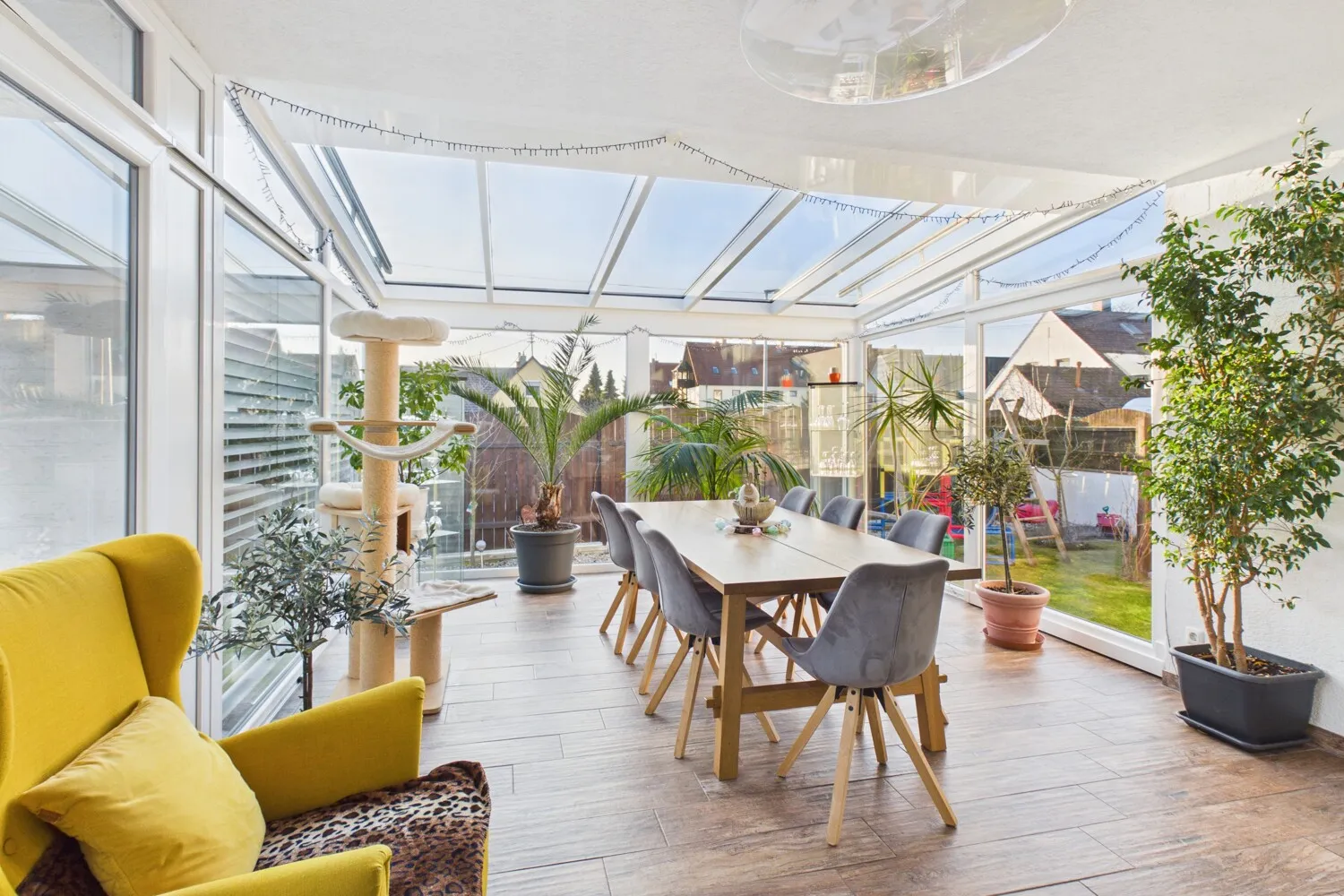 Modernisiertes, energieeffizientes Zweifamilienhaus mit Wintergarten und Pool