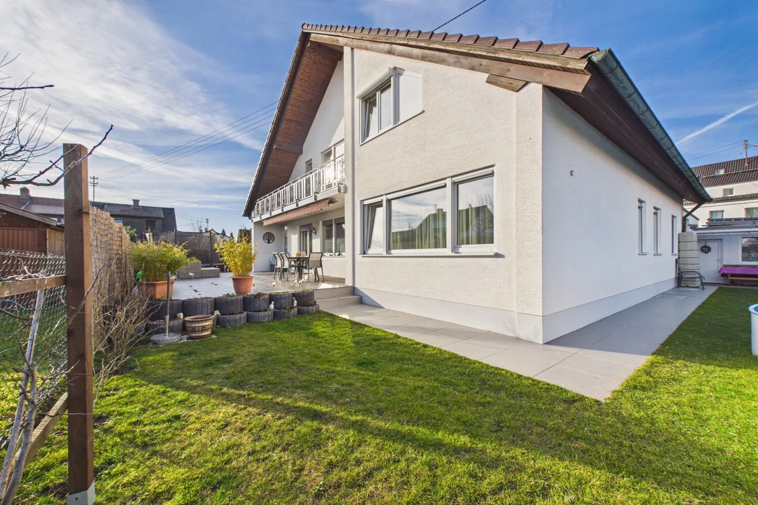 Modernisiertes, energieeffizientes Zweifamilienhaus mit Wintergarten und Pool