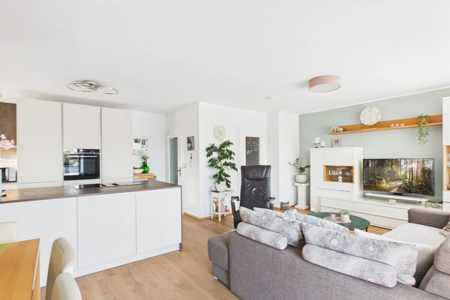Modernisiertes, energieeffizientes Zweifamilienhaus mit Wintergarten und Pool