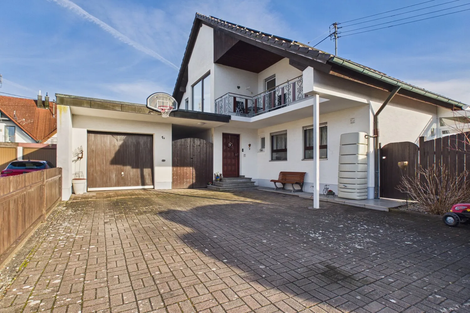 Modernisiertes, energieeffizientes Zweifamilienhaus mit Wintergarten und Pool