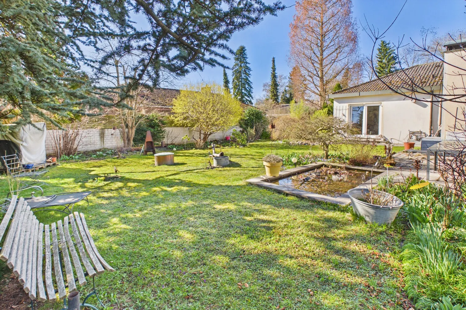 Großzügiges Wohnen auf einer Ebene mit weitläufigem Garten