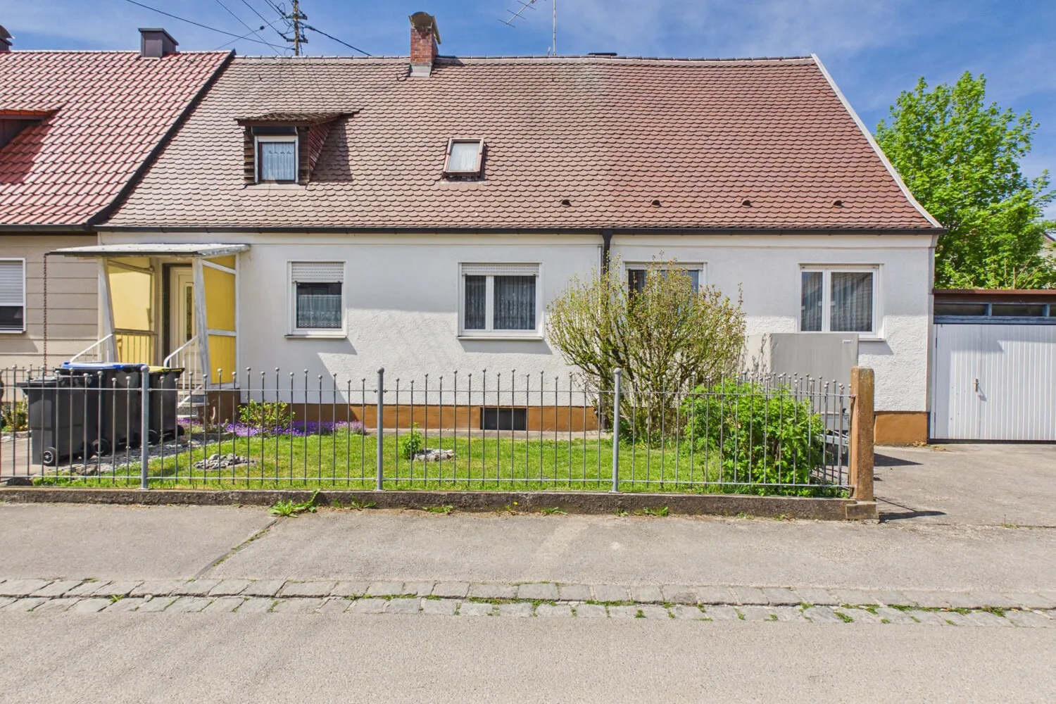 Charmante Doppelhaushälfte mit großem Grundstück in ruhiger Lage – vielseitiges Wohnen mit Potenzial