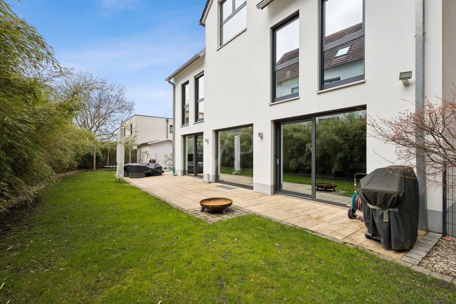 RESERVIERT: Elegantes Wohnen in begehrter Lage – Architektur, Licht und Raum in perfekter Harmonie