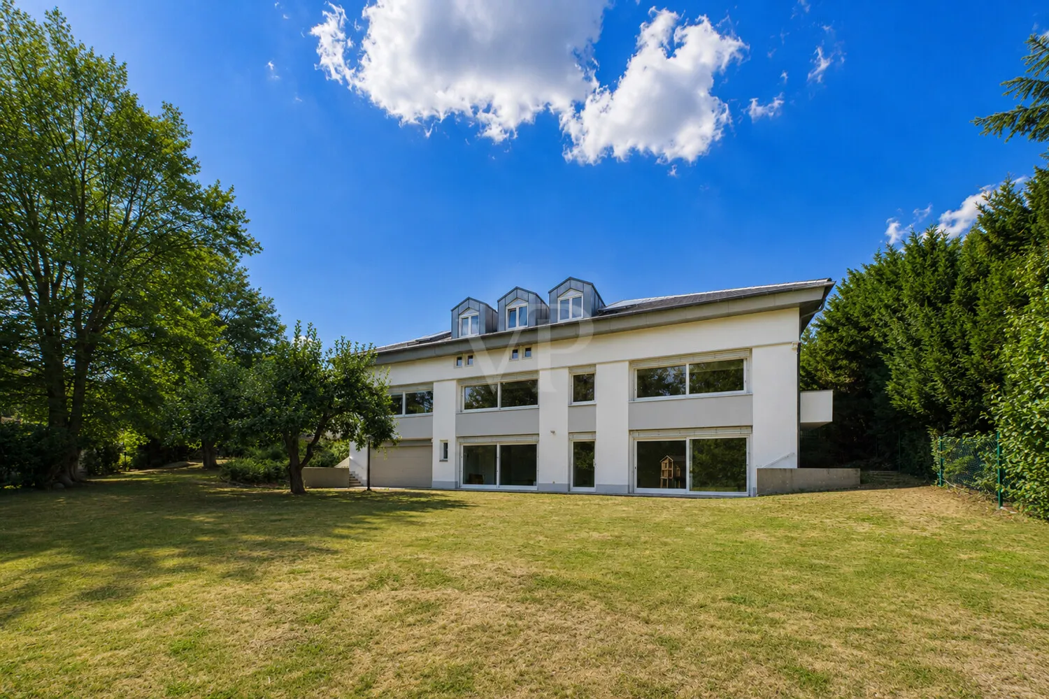 Repräsentative Villa mit parkähnlichem Grundstück am Kobelhang