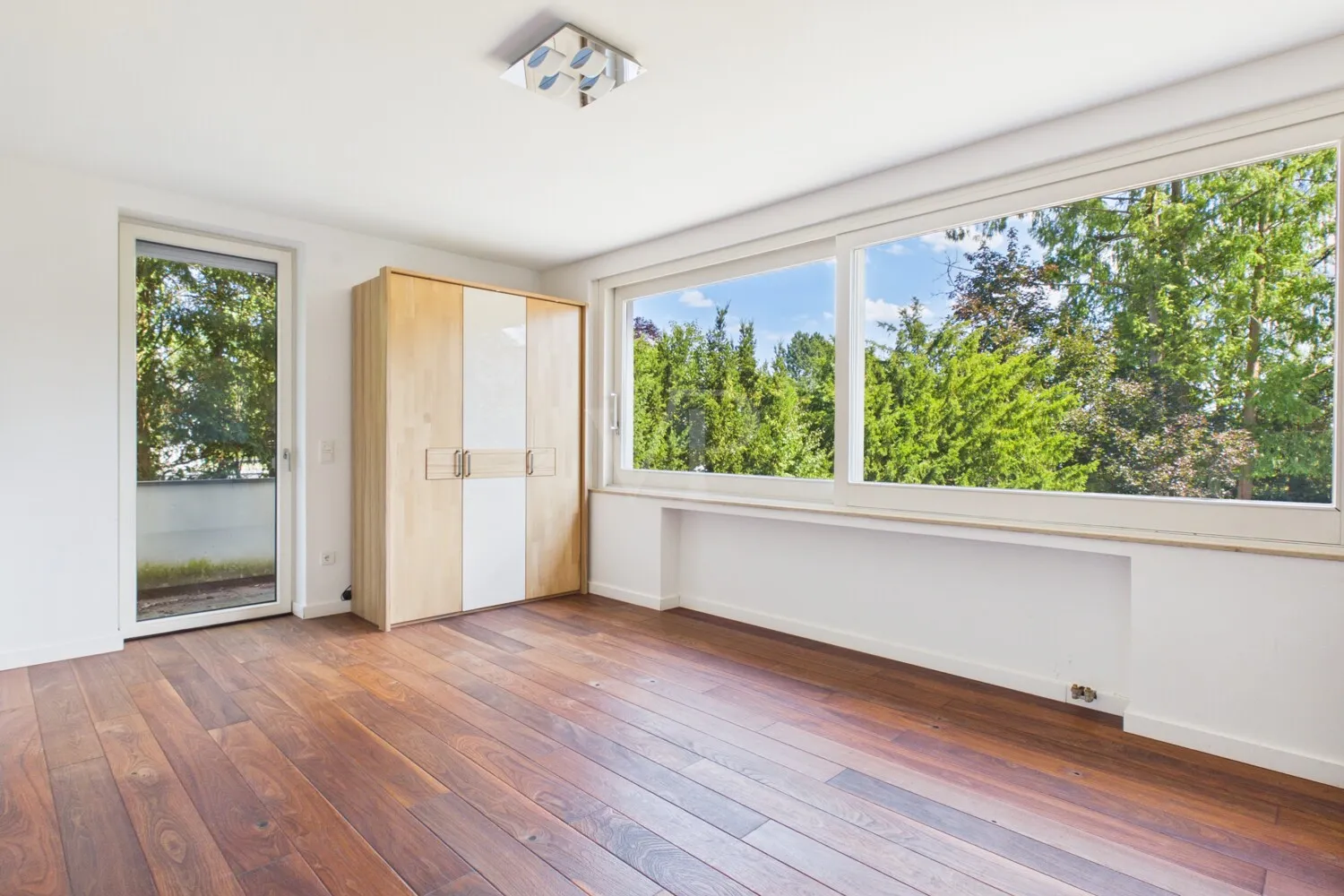 Repräsentative Villa mit parkähnlichem Grundstück am Kobelhang
