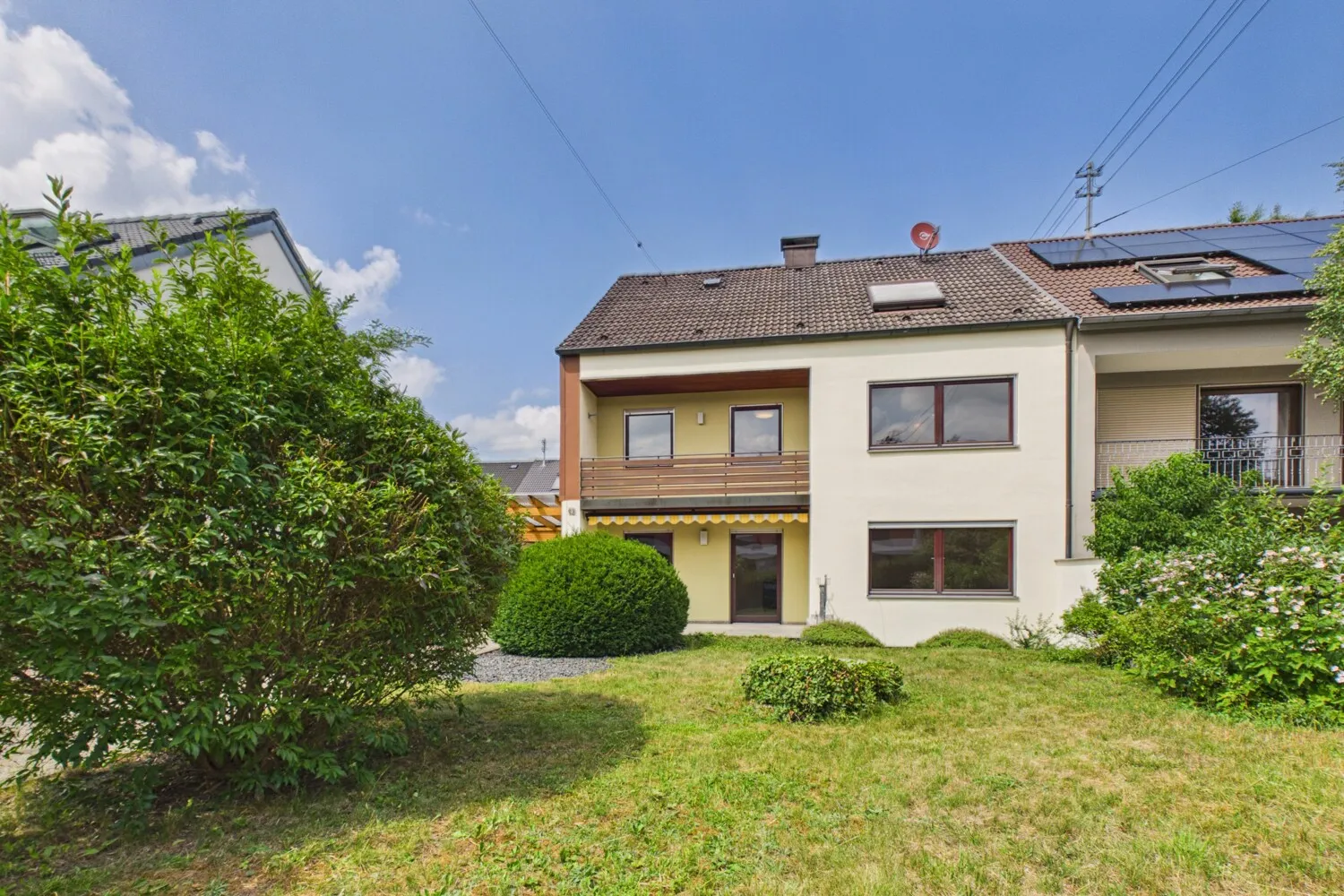 Blick vom Garten zum Haus